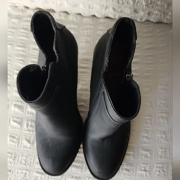 Daisy Fuentes Black Heeled Ankle Boots - Picture 7 of 8